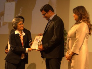 Arun Raveendran collecting the award for Star Entrepreneur from Indira Innovation